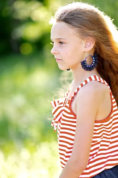 Portrait of little girl outdoors in summer — Stock Photo, Image