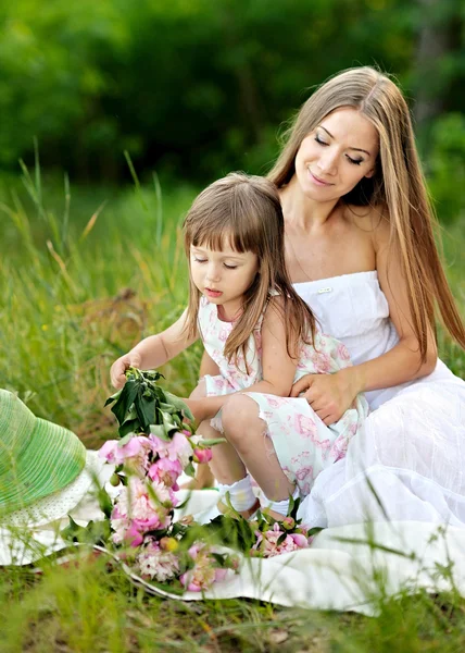 Portret van moeder en dochter in de natuur — Stockfoto