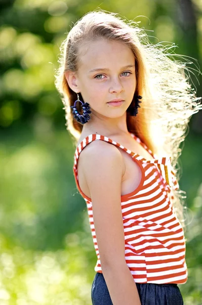 Retrato de niña al aire libre en verano —  Fotos de Stock