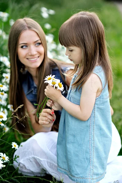 Portrait of mother and daughter in nature — Stock Photo, Image