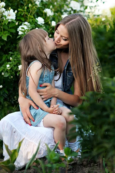 Portret van moeder en dochter in de natuur — Stockfoto