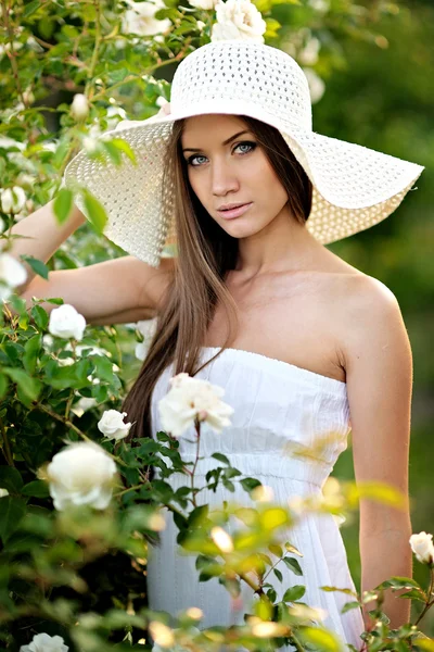 Portret van een mooi meisje in de natuur — Stockfoto