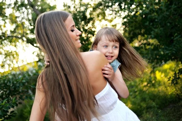Portrait of mother and daughter in nature — Stock Photo, Image
