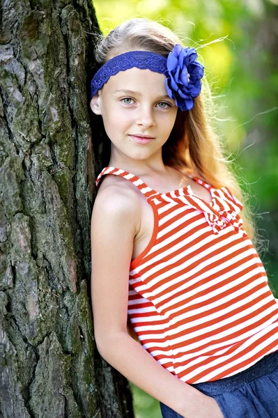 Portrait of little girl outdoors in summer — Stock Photo, Image