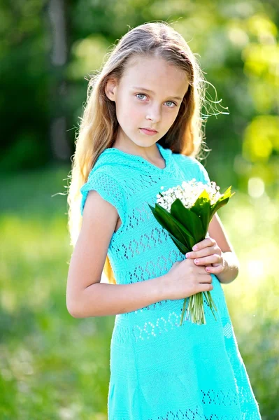 Portrait de petite fille en plein air en été — Photo