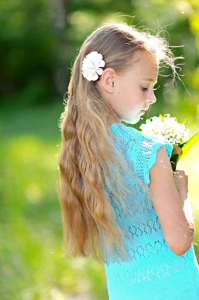 Portrait de petite fille en plein air en été — Photo