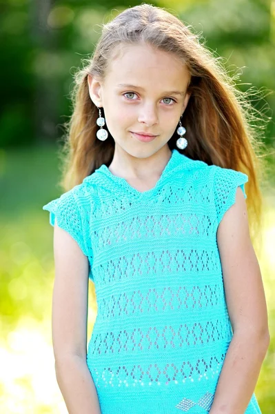 Portret van klein meisje buiten in de zomer — Stockfoto