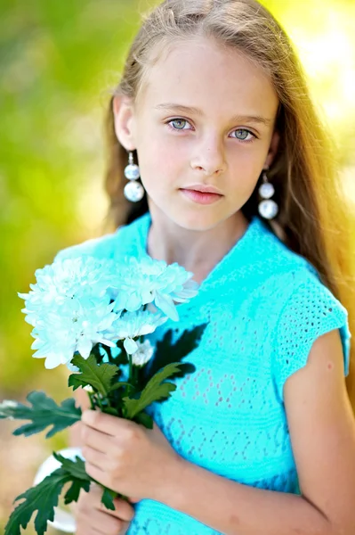 Porträt eines kleinen Mädchens im Sommer — Stockfoto