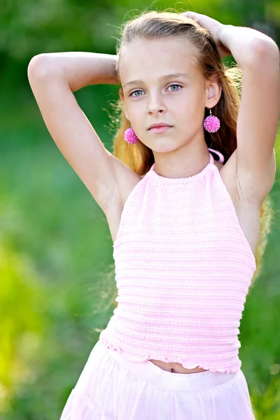 Portret van klein meisje buiten in de zomer — Stockfoto