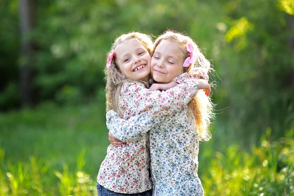 Portrait de deux petites filles jumelles — Photo