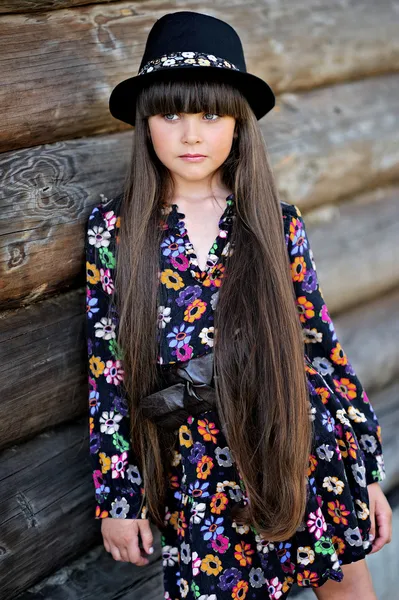 Retrato de uma linda menina da moda — Fotografia de Stock
