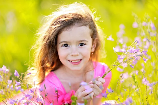 Портрет маленької дівчинки на відкритому повітрі влітку — стокове фото
