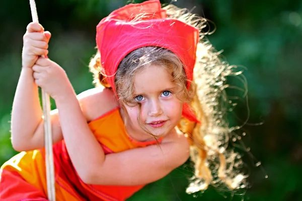 Portret van klein meisje buiten in de zomer — Stockfoto