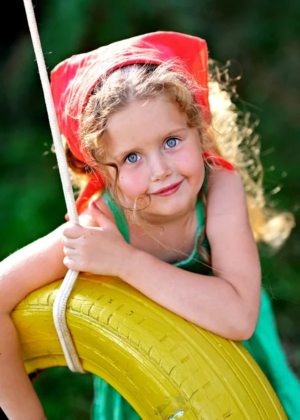 Portret van klein meisje buiten in de zomer — Stockfoto