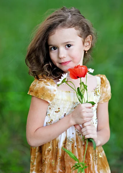 Portrait de petite fille en plein air en été — Photo