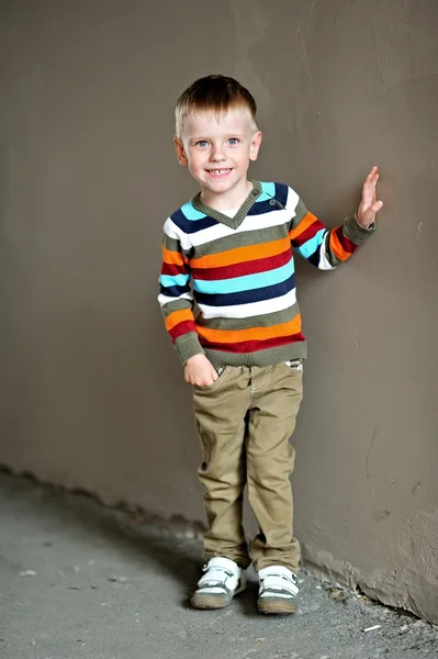 Portrait de petit garçon élégant à l'extérieur — Photo