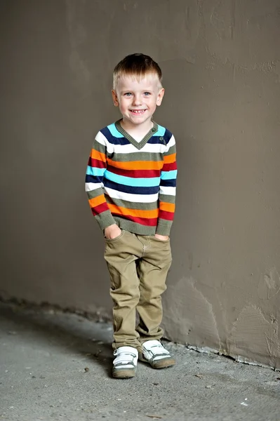 Portret van kleine stijlvolle jongen buitenshuis — Stockfoto