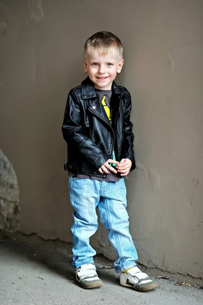 Portret van kleine stijlvolle jongen buitenshuis — Stockfoto