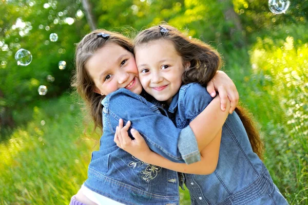 Portret van twee gelukkig vriendinnen in de natuur — Stockfoto