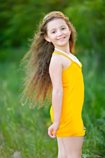 Portrait de petite fille en plein air en été — Photo