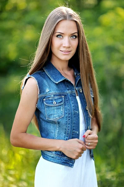 Portret van een mooi meisje in de natuur — Stockfoto