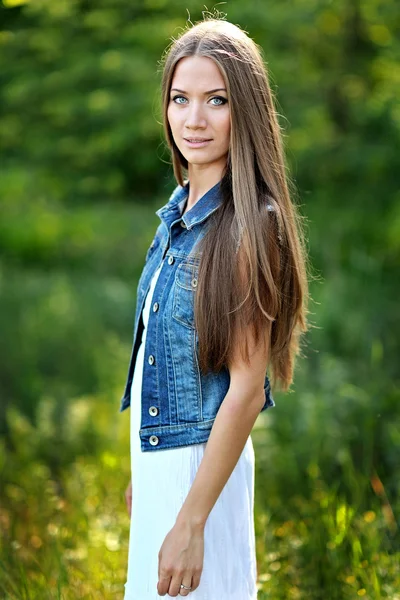 Portrait of a beautiful girl in nature — Stock Photo, Image