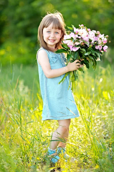 Portret van klein meisje buiten in de zomer — Stockfoto