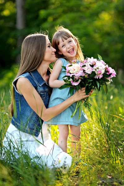 Portrait of mother and daughter in nature — Stock Photo, Image