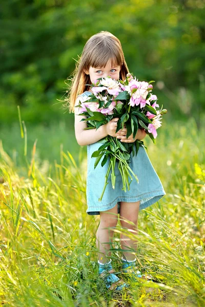 Ritratto di bambina all'aperto in estate — Foto Stock