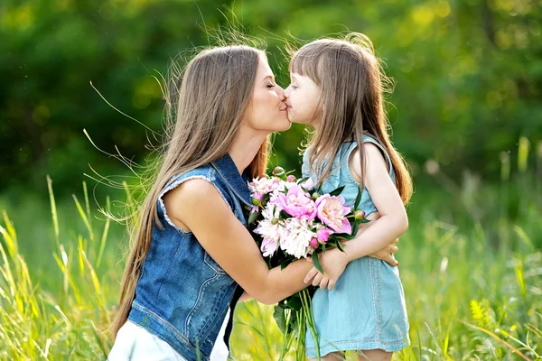 Retrato de mãe e filha na natureza — Fotografia de Stock