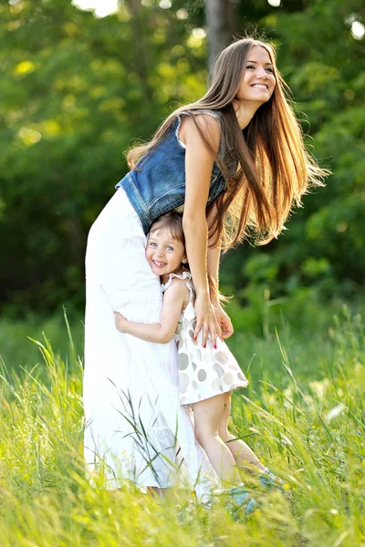 Retrato de mãe e filha na natureza — Fotografia de Stock