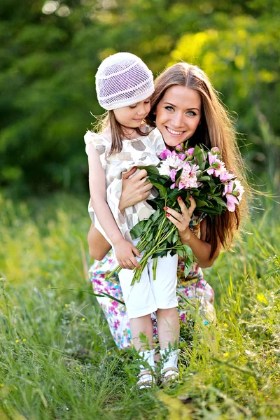 Portrait of mother and daughter in nature — Stock Photo, Image