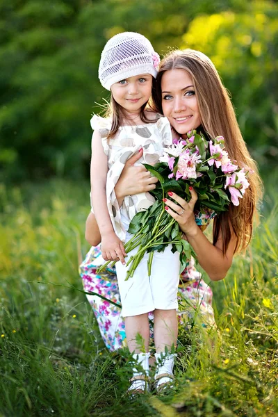 Retrato de mãe e filha na natureza — Fotografia de Stock