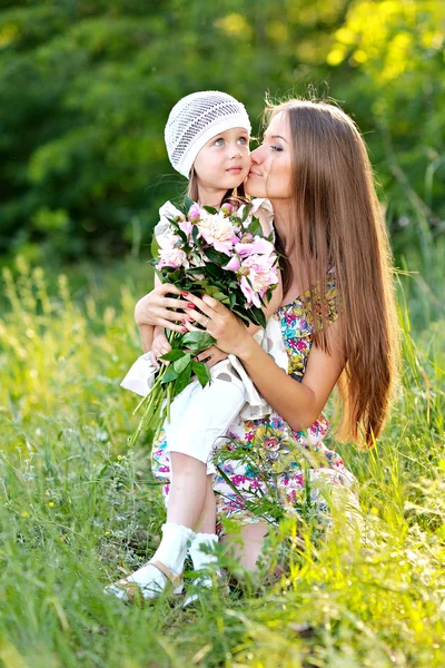 Retrato de mãe e filha na natureza — Fotografia de Stock
