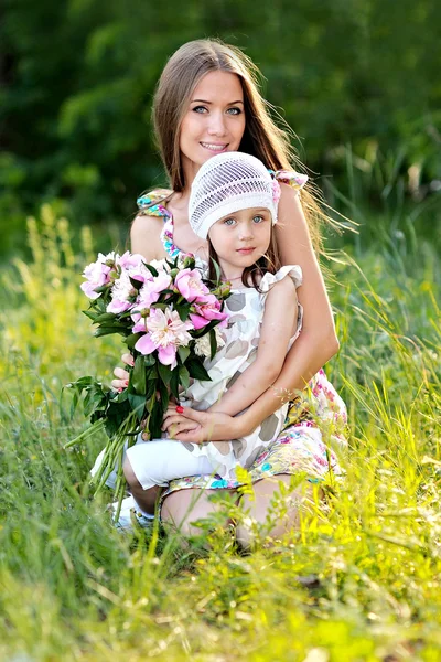 Portrait de mère et fille dans la nature — Photo