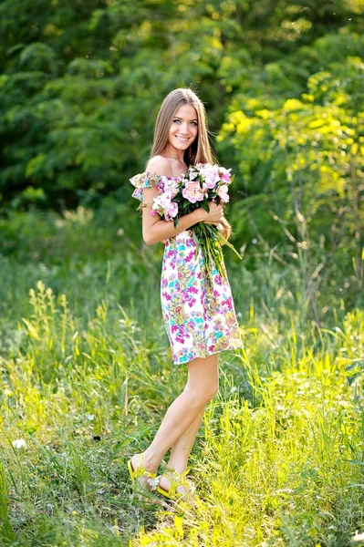 Ritratto di una bella ragazza in natura — Foto Stock