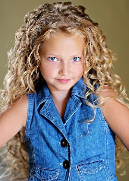 Portrait of little girl outdoors in summer — Stock Photo, Image