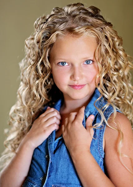 Portrait of little girl outdoors in summer — Stock Photo, Image