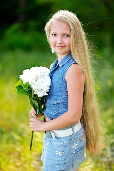 Portret van klein meisje buiten in de zomer — Stockfoto