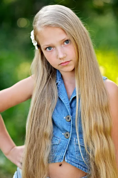 Portrait of little girl outdoors in summer — Stock Photo, Image