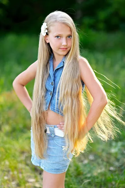 Portrait de petite fille en plein air en été — Photo