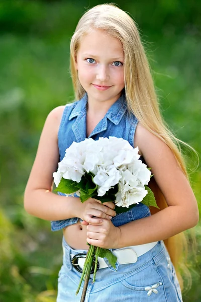 Portrait of little girl outdoors in summer — Stock Photo, Image