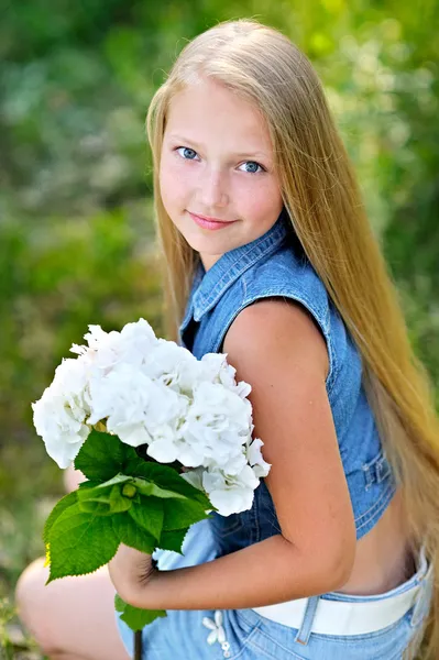 Portret van klein meisje buiten in de zomer — Stockfoto