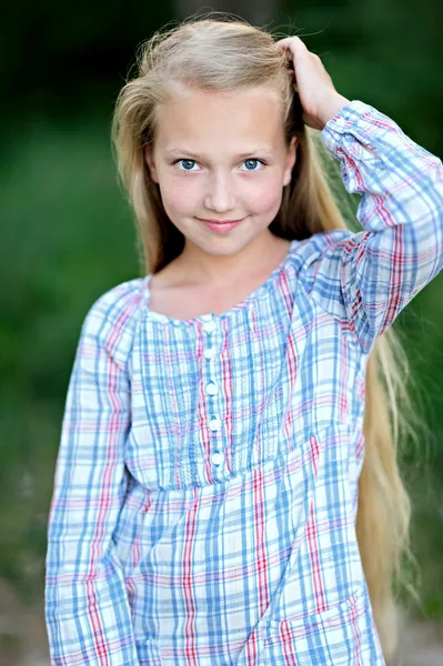 Ritratto di bambina all'aperto in estate — Foto Stock