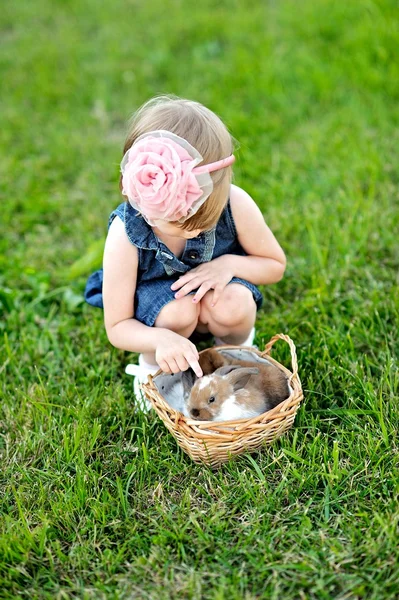 Porträtt av liten flicka utomhus med bunny — Stockfoto