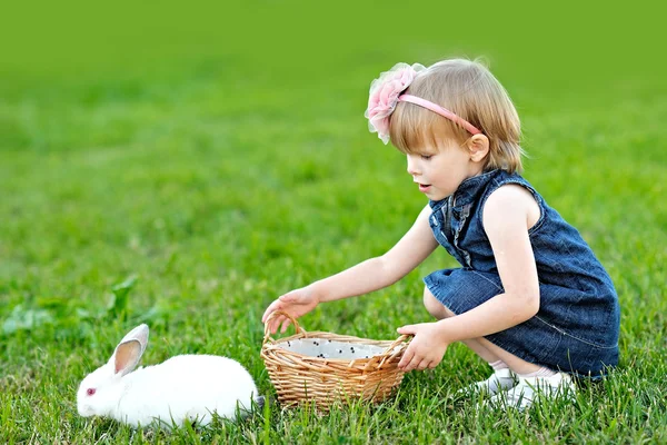 Porträtt av liten flicka utomhus med bunny — Stockfoto