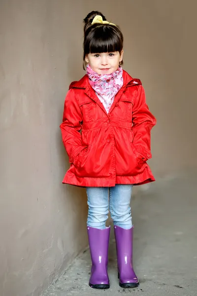 秋のアウトドアの少女の肖像画 — ストック写真