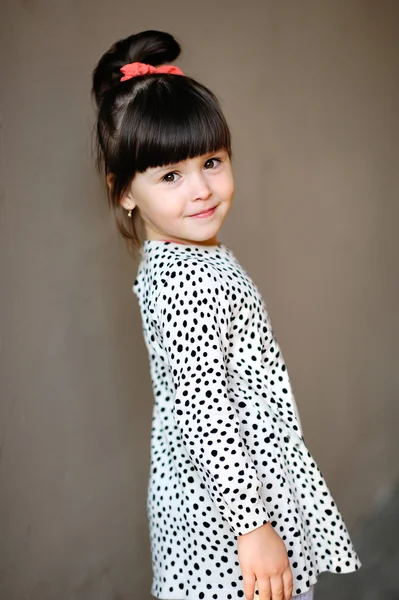 Portrait de petite fille en plein air en automne — Photo