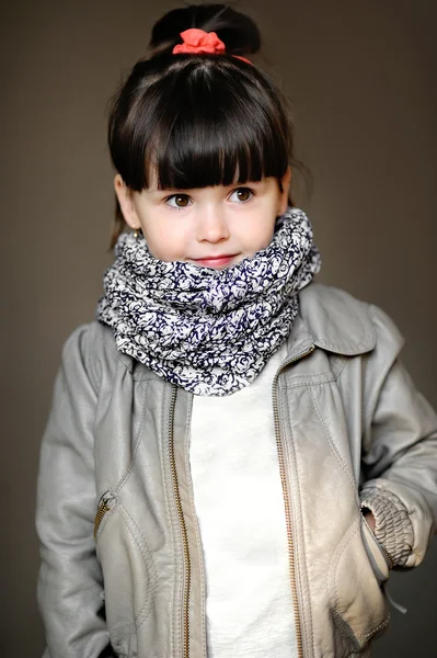 Porträt eines kleinen Mädchens im Herbst — Stockfoto
