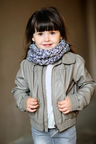 Retrato de niña al aire libre en otoño — Foto de Stock